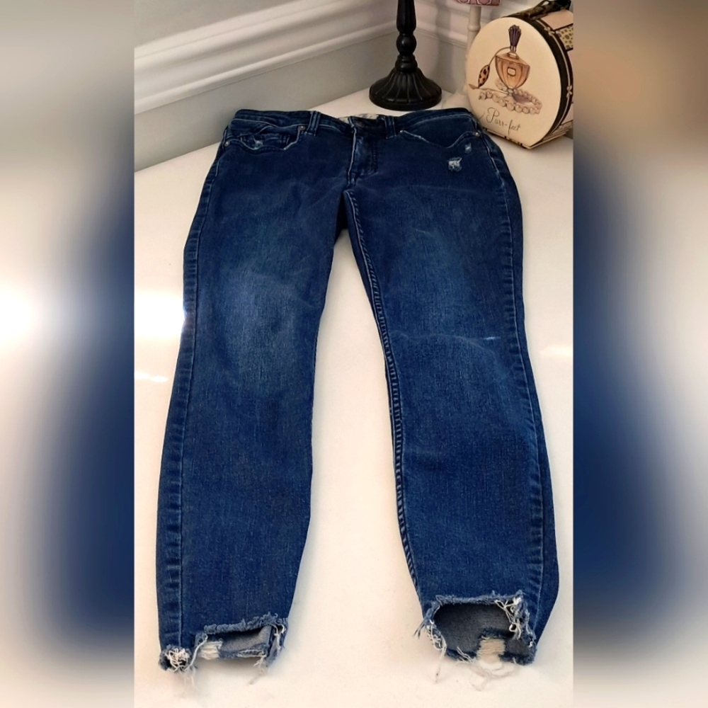 We The Free Dark Wash CRVY Distressed Jeans Sz 27 EUC